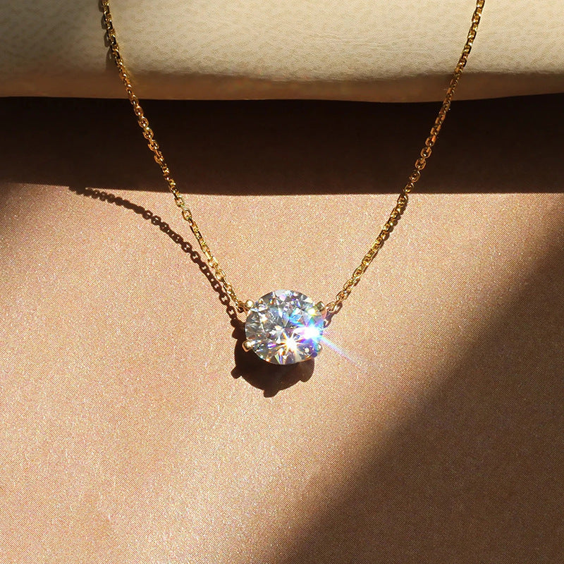 Four-claw solitaire pendant