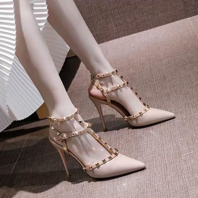 Lady's pointed-toe rivet detail ankle boots