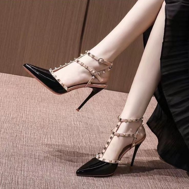 Lady's pointed-toe rivet detail ankle boots