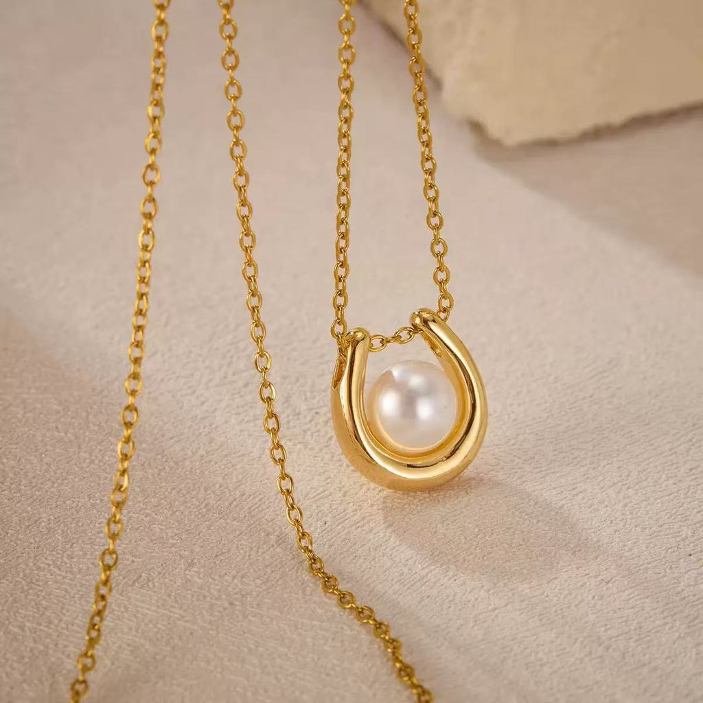 Horseshoe U-Shaped Pearl Pendant Necklace