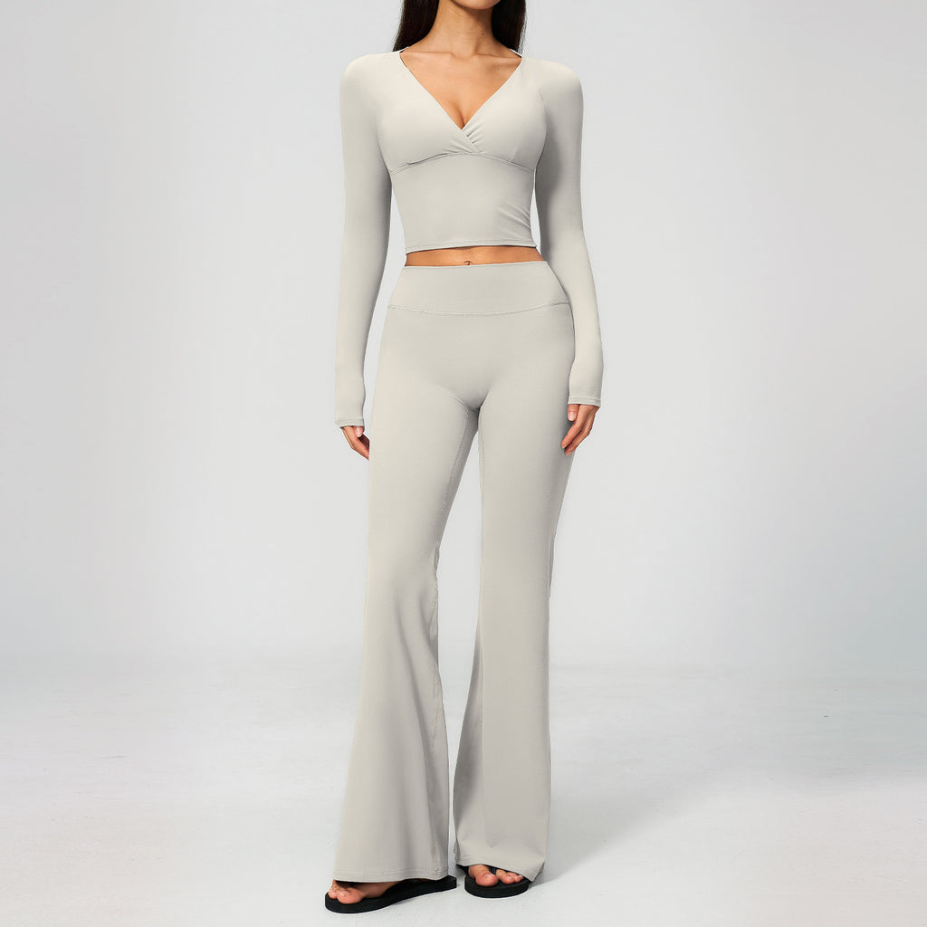 Creamy yoga pants with long sleeves and flared legs, for a sporty outfit