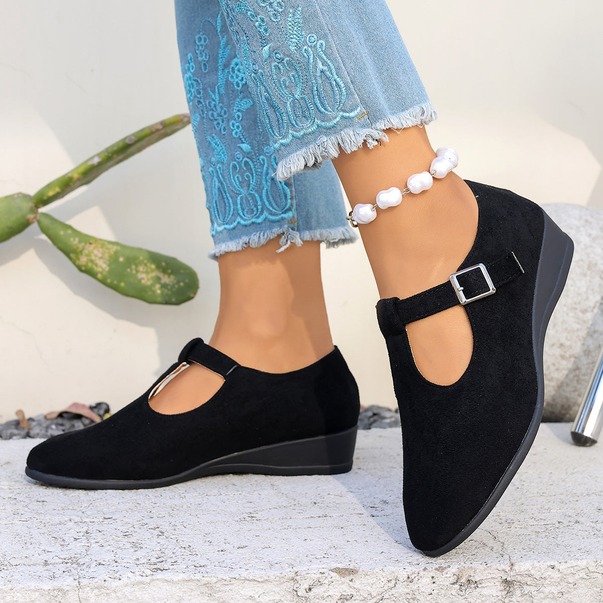 Flat casual low-heeled sandals
