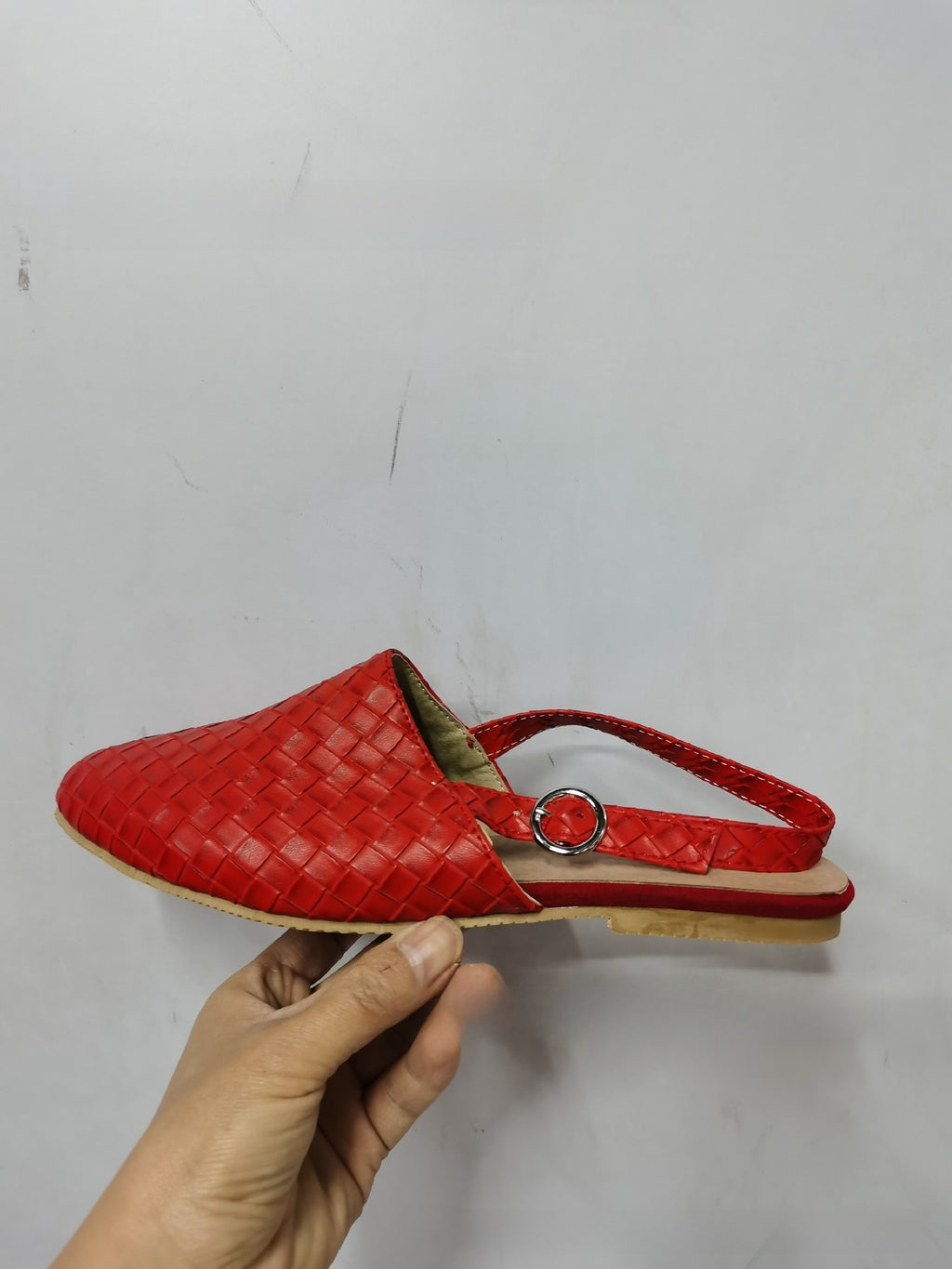 Pointed-toe woven women?s shoes
