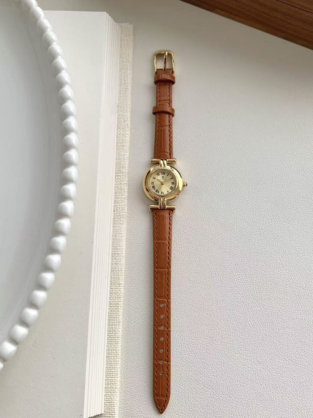 Vintage Quartz Women's Watch with Leather Strap