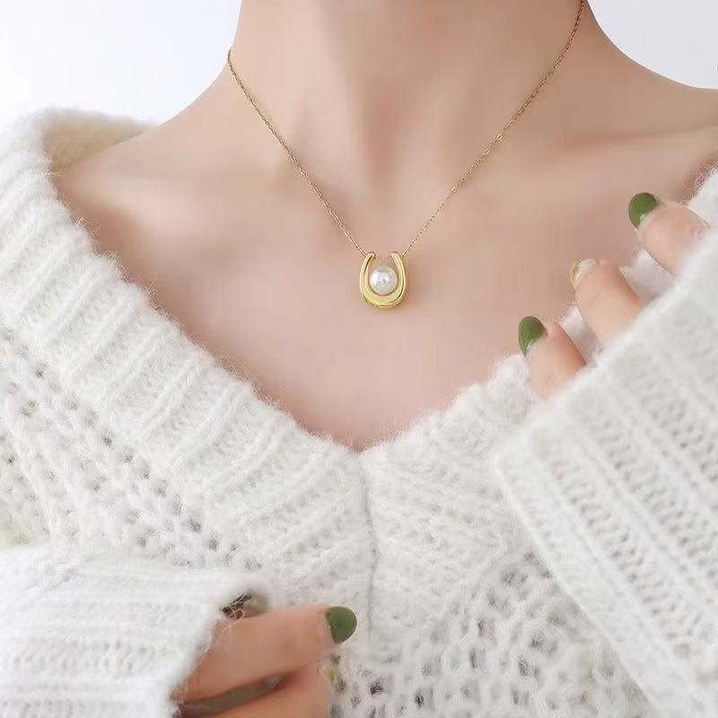Horseshoe U-Shaped Pearl Pendant Necklace