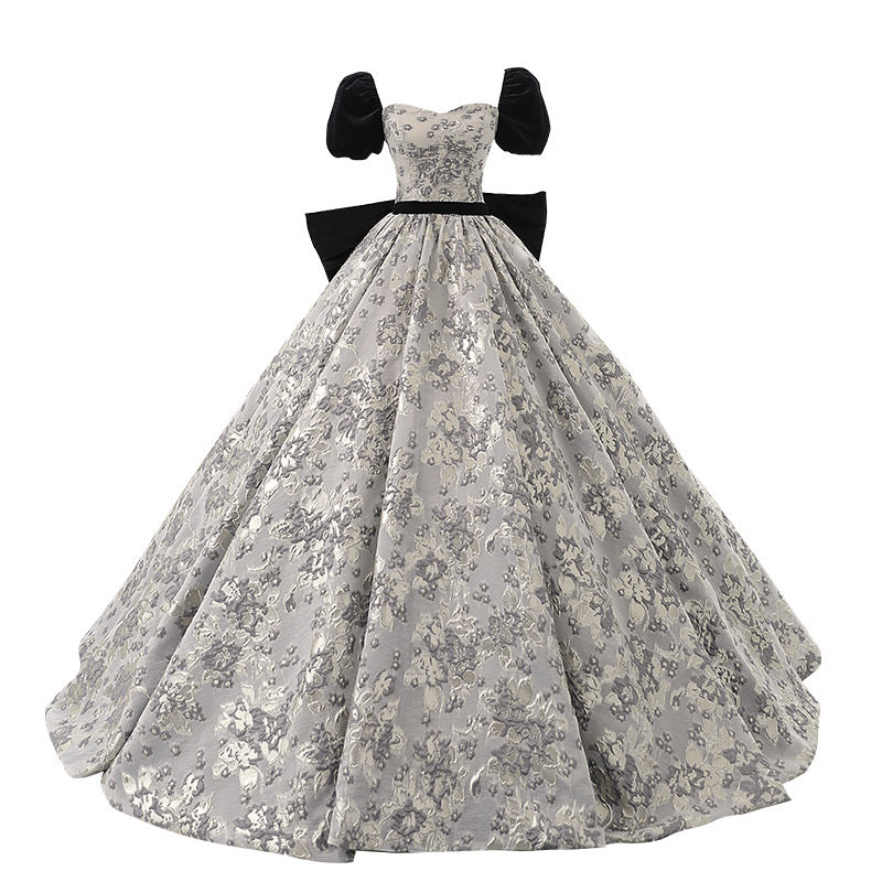 The puffy skirt performance dress makes the female examinee elegant
