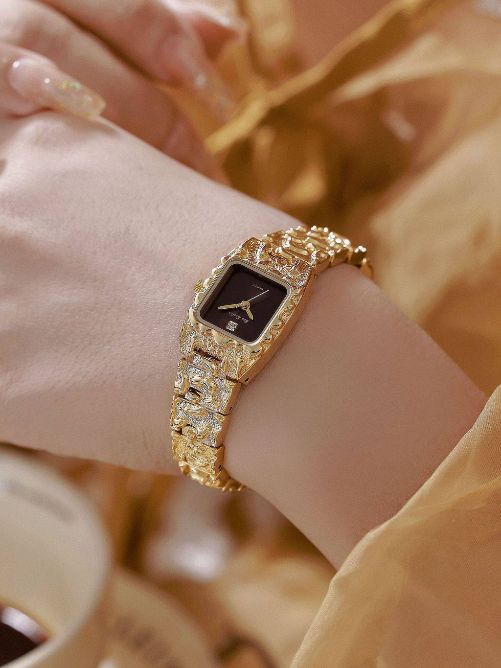 Women's Vintage Quartz Watch with Alloy Strap