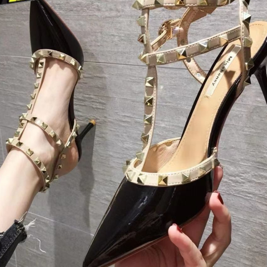 Lady's pointed-toe rivet detail ankle boots