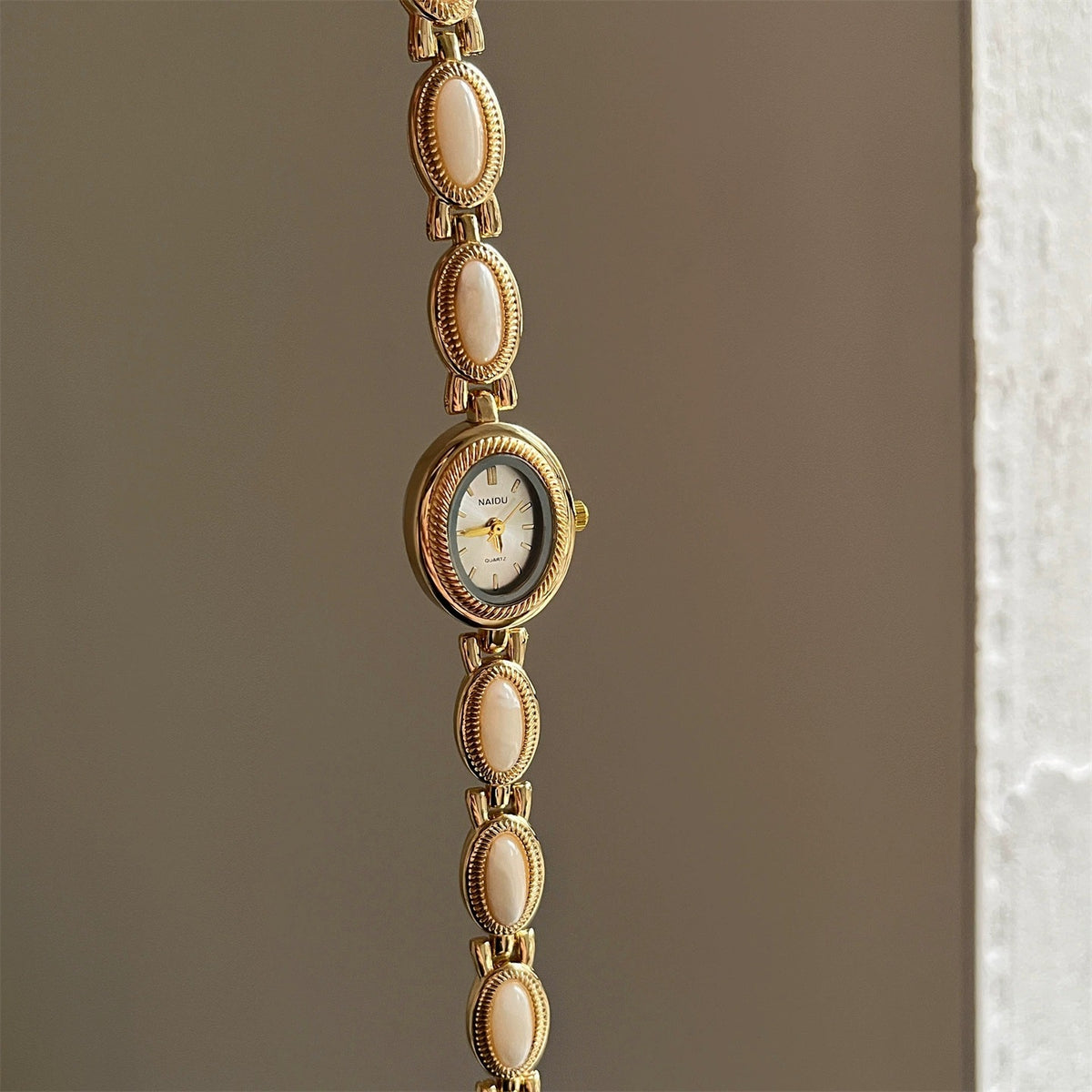 Women?s quartz wristwatch