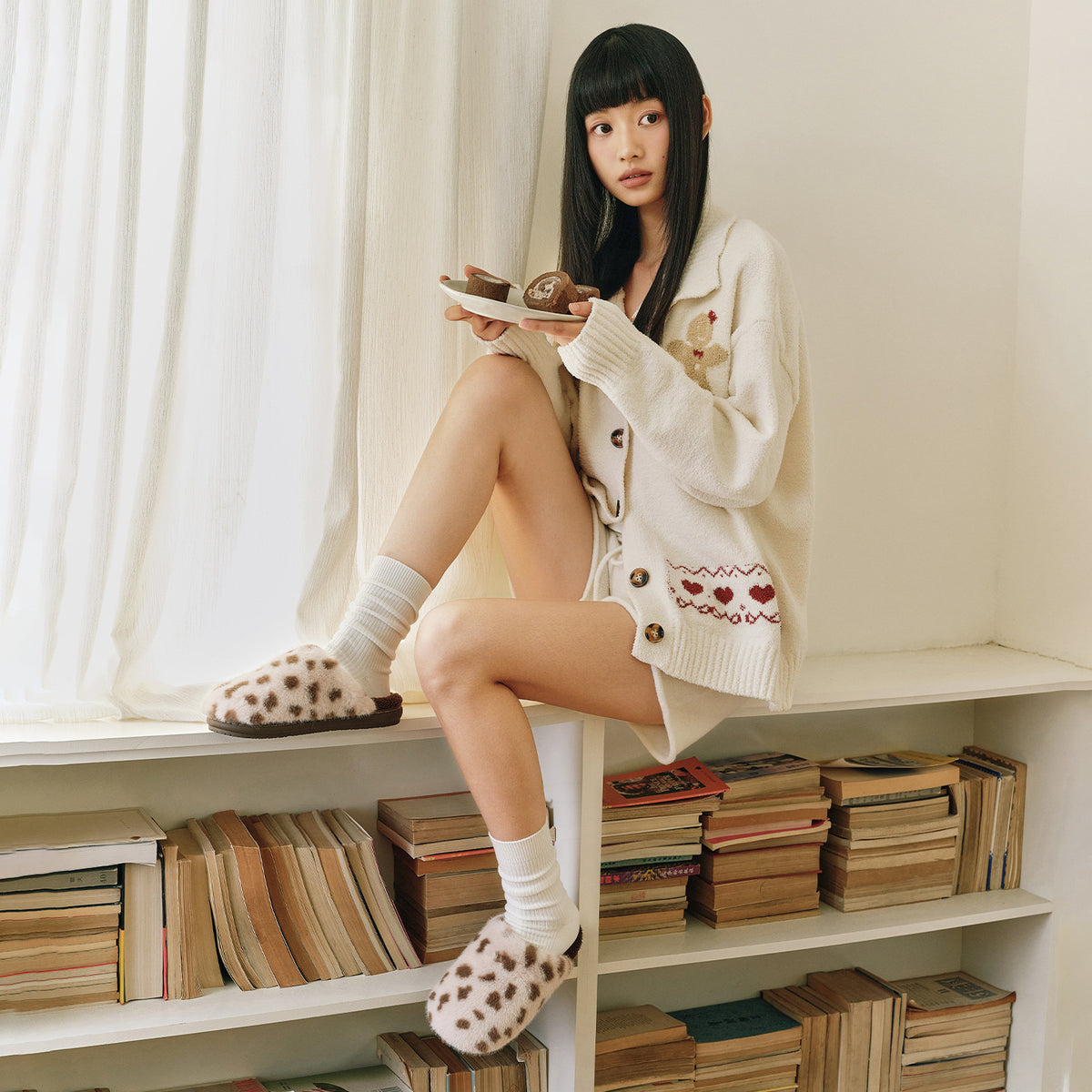 Women Winter Warm Fleece Lined Leopard Print Plush Closed Toe Non Slip House Slippers