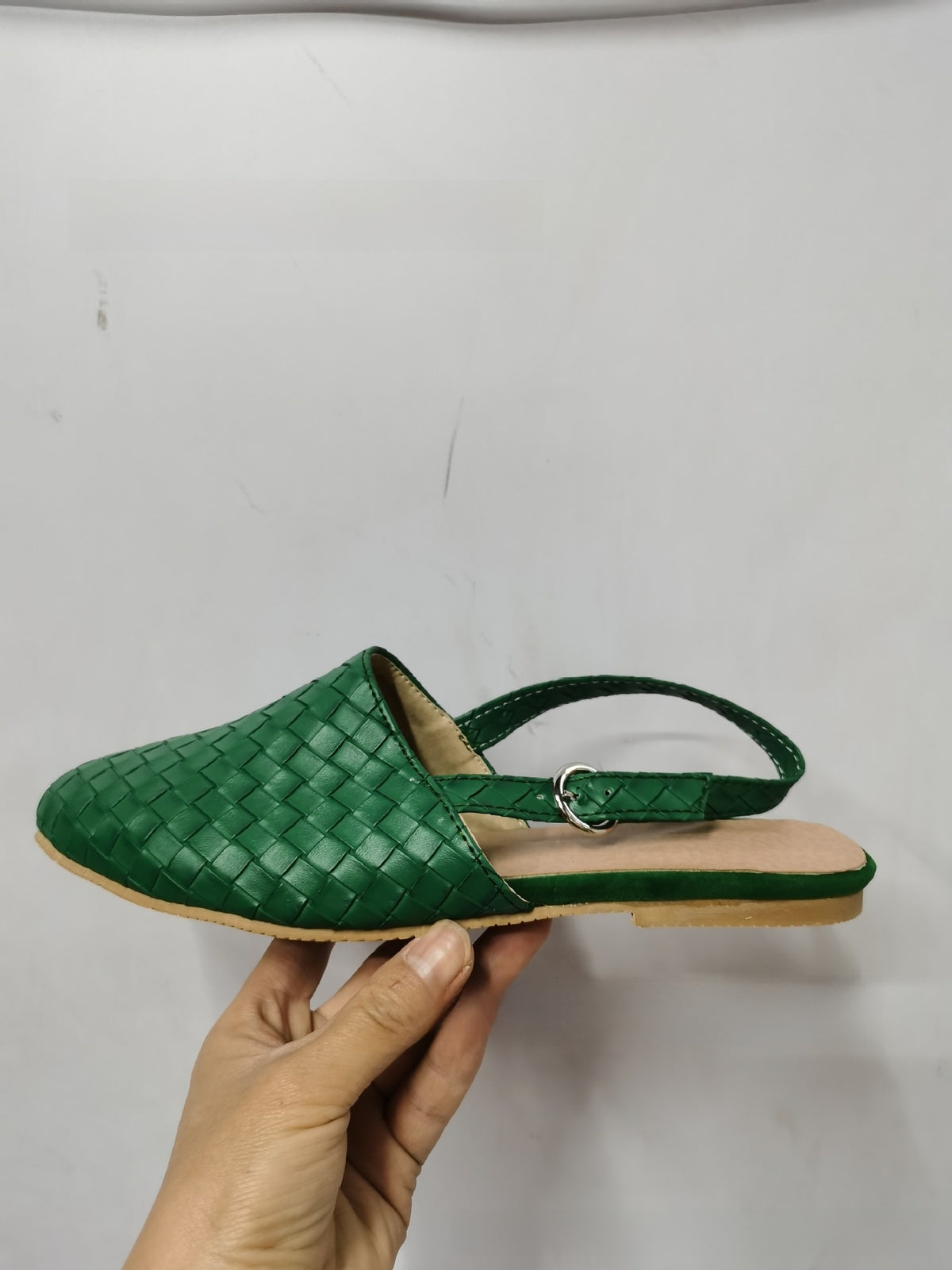 Pointed-toe woven women?s shoes