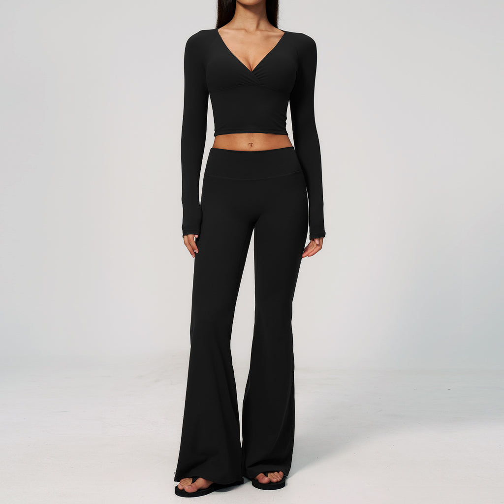 Creamy yoga pants with long sleeves and flared legs, for a sporty outfit