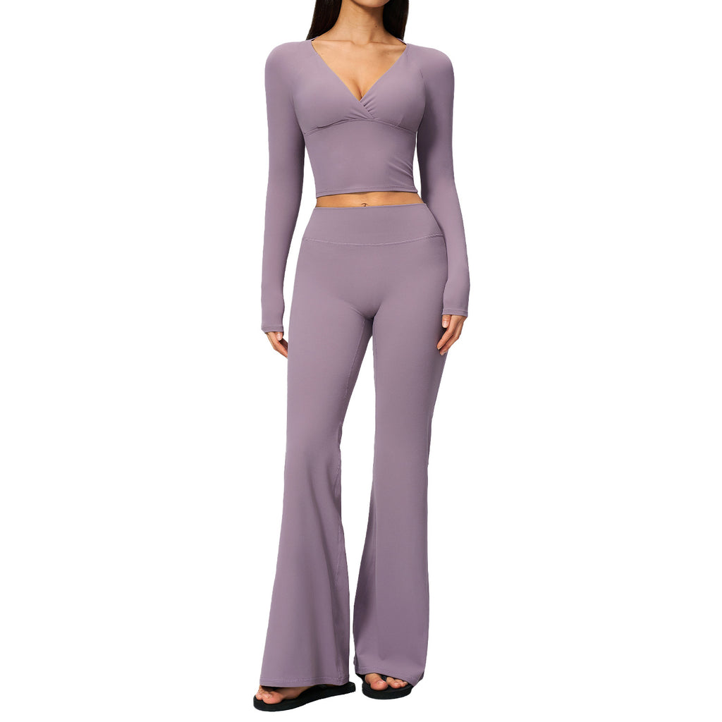 Creamy yoga pants with long sleeves and flared legs, for a sporty outfit