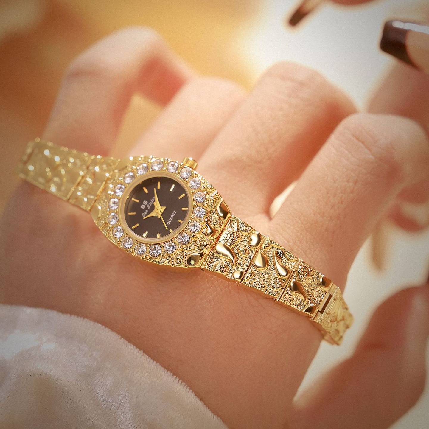 Women's Vintage Quartz Watch with Alloy Strap