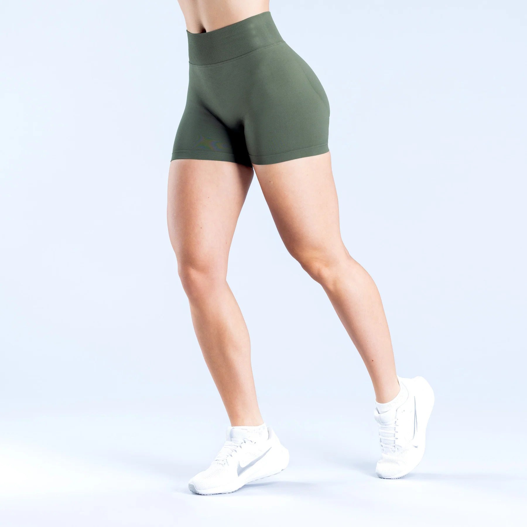 Seamless Knitted High Elastic Nylon Yoga Shorts with Waist Pleating and Hip Lift