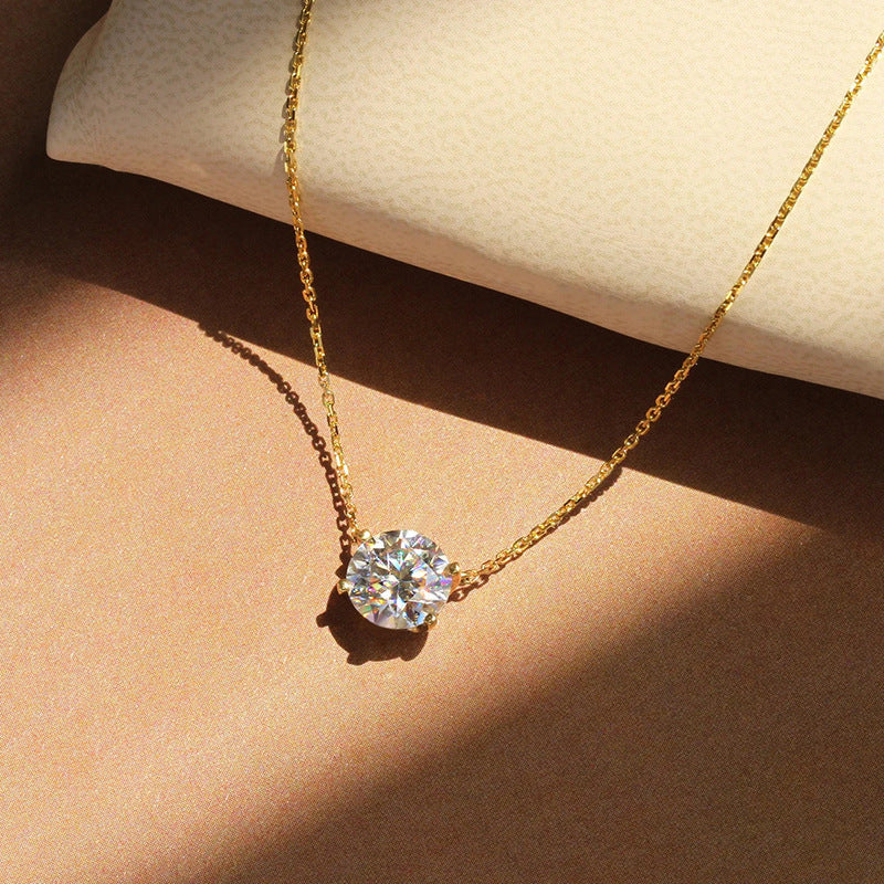 Four-claw solitaire pendant