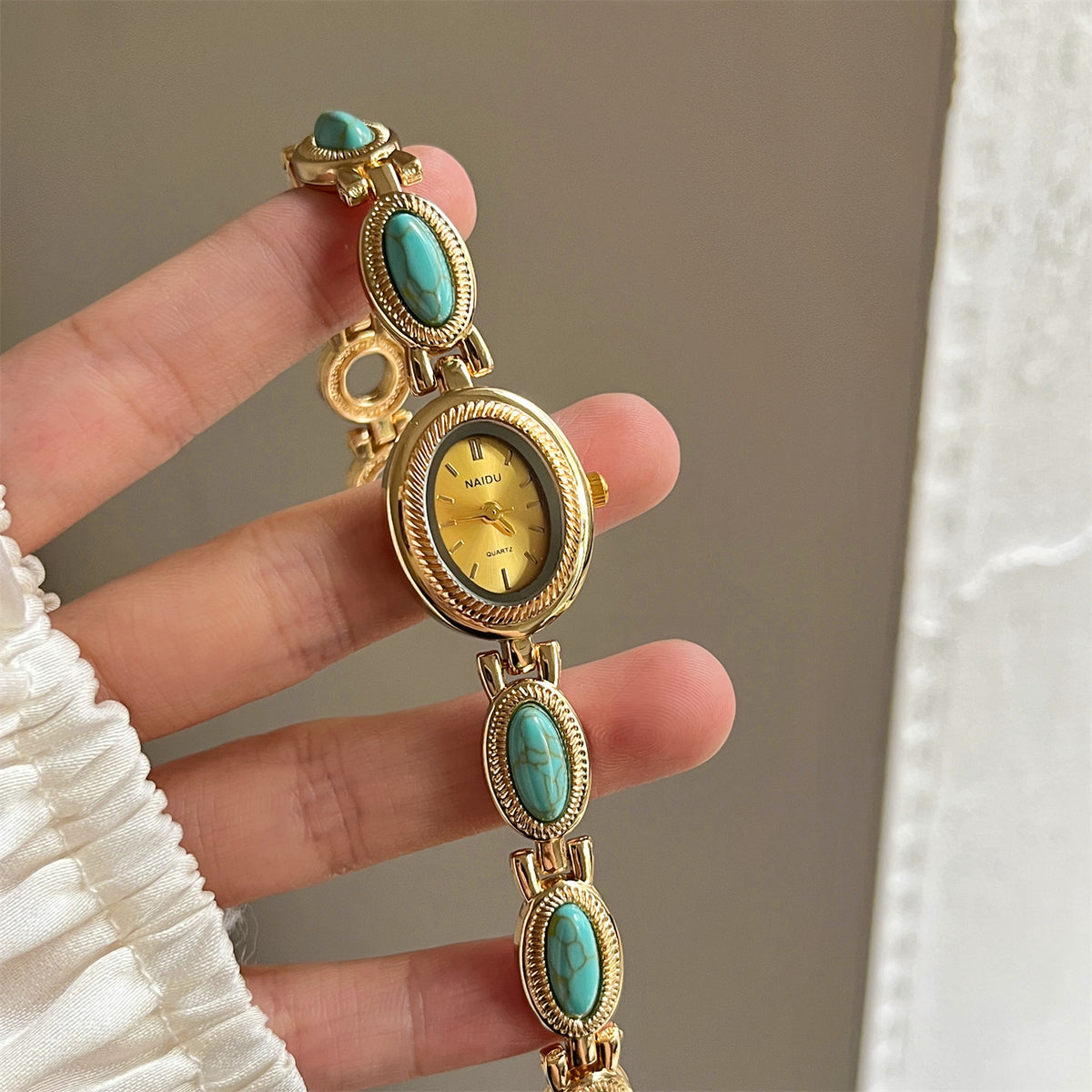 Lady retro oval-shaped quartz wristwatch with dial