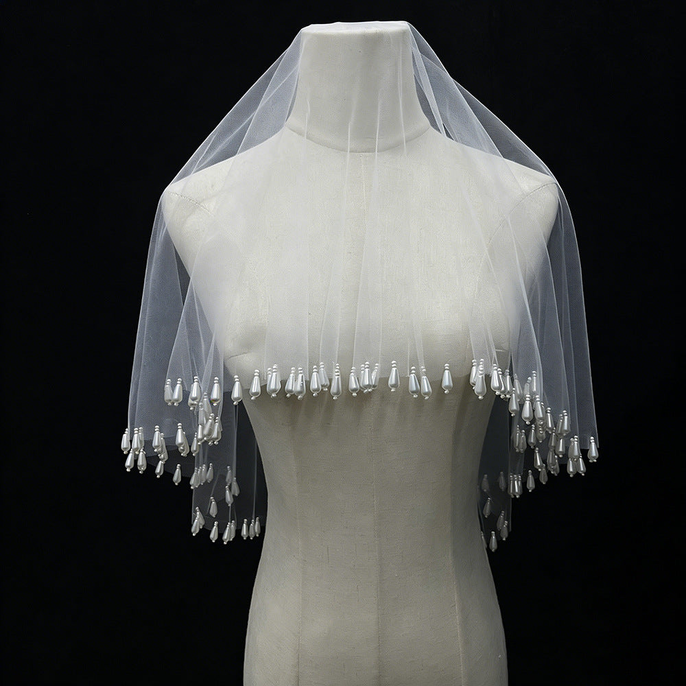 The bridal pearl tassel veil with lampshade-style wedding photography props