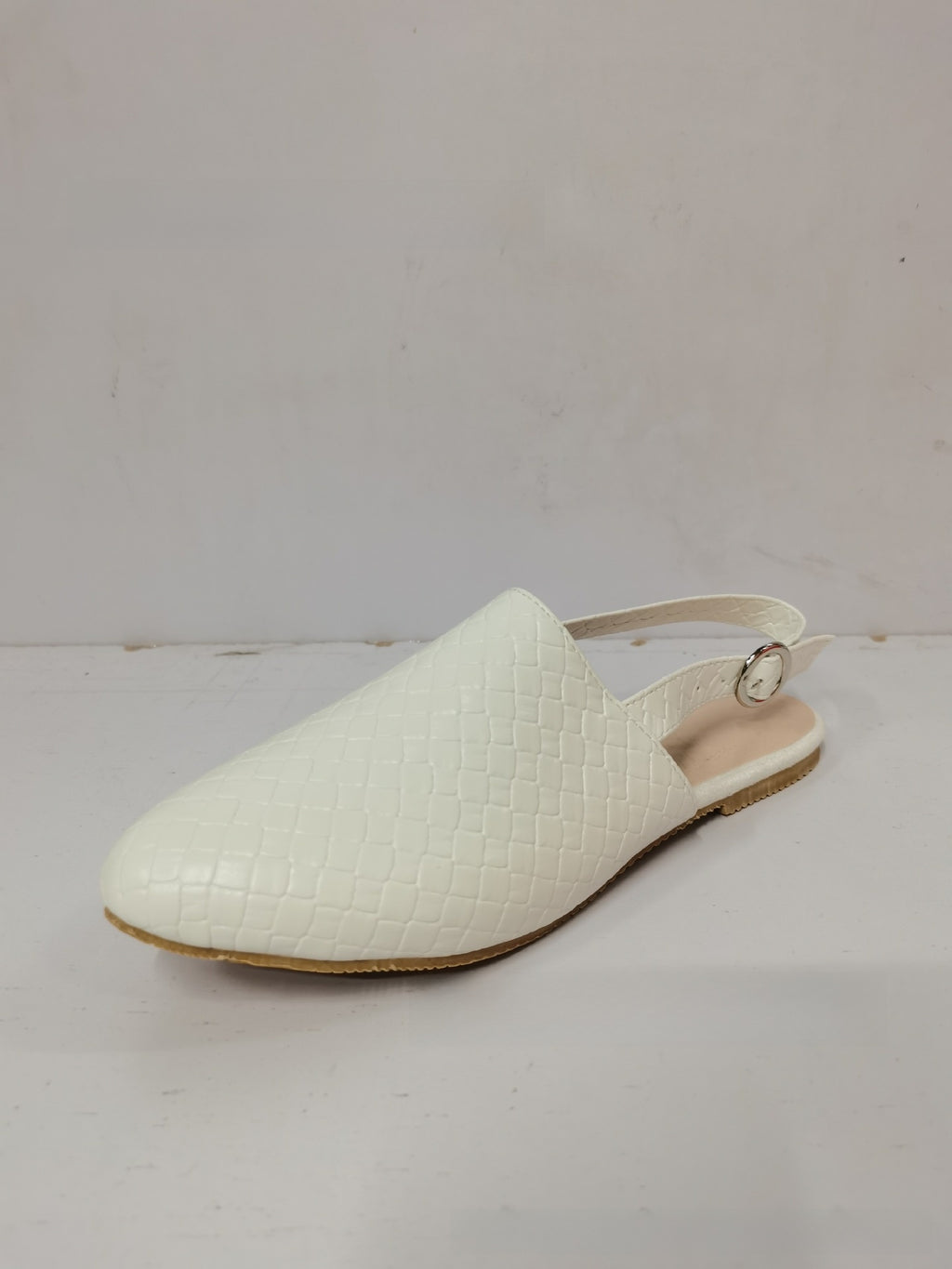Pointed-toe woven women?s shoes