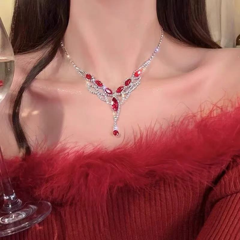 Zircon water-drop pendant with collar chain for the neck
