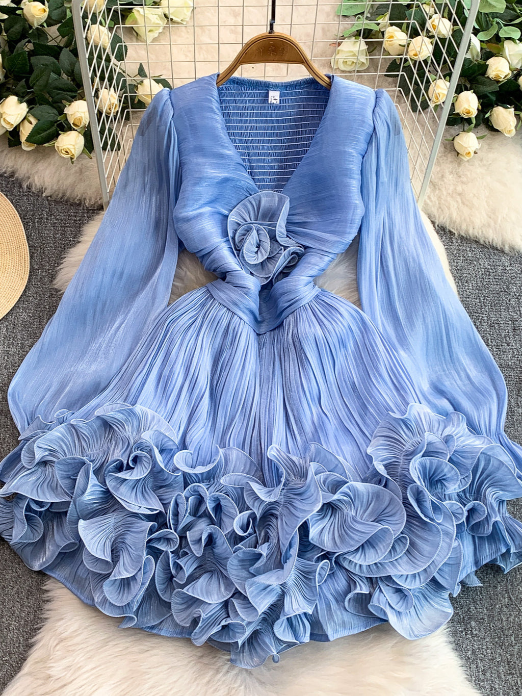 Lady's elegant V-neck long-sleeved dress