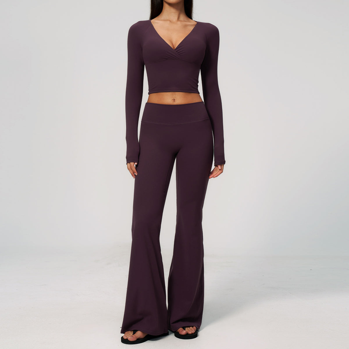 Creamy yoga pants with long sleeves and flared legs, for a sporty outfit