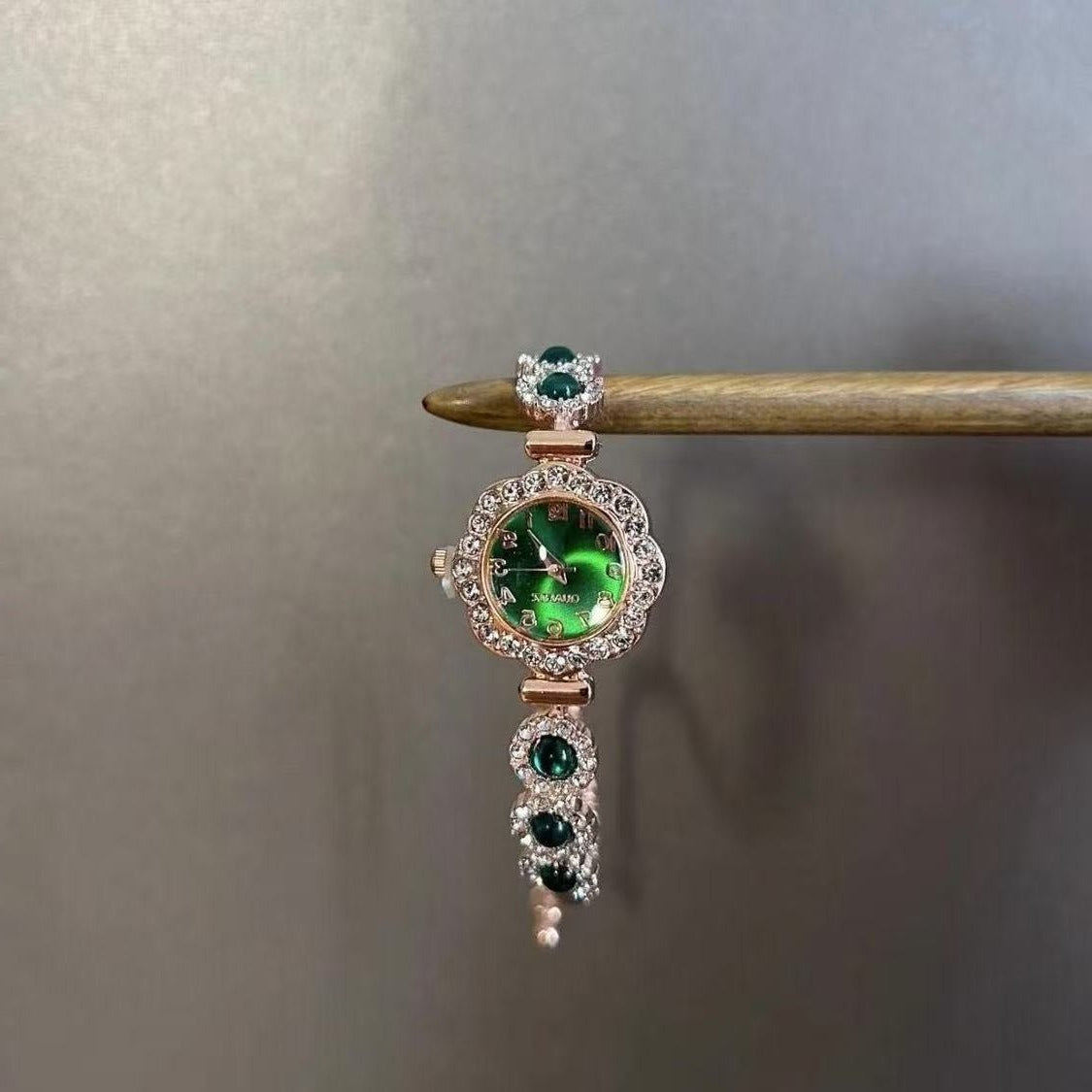 Diamond-studded bracelet chain