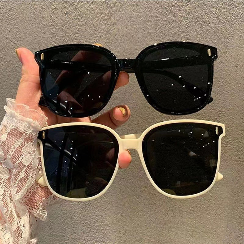 Sunscreen sunglasses with metal rivets