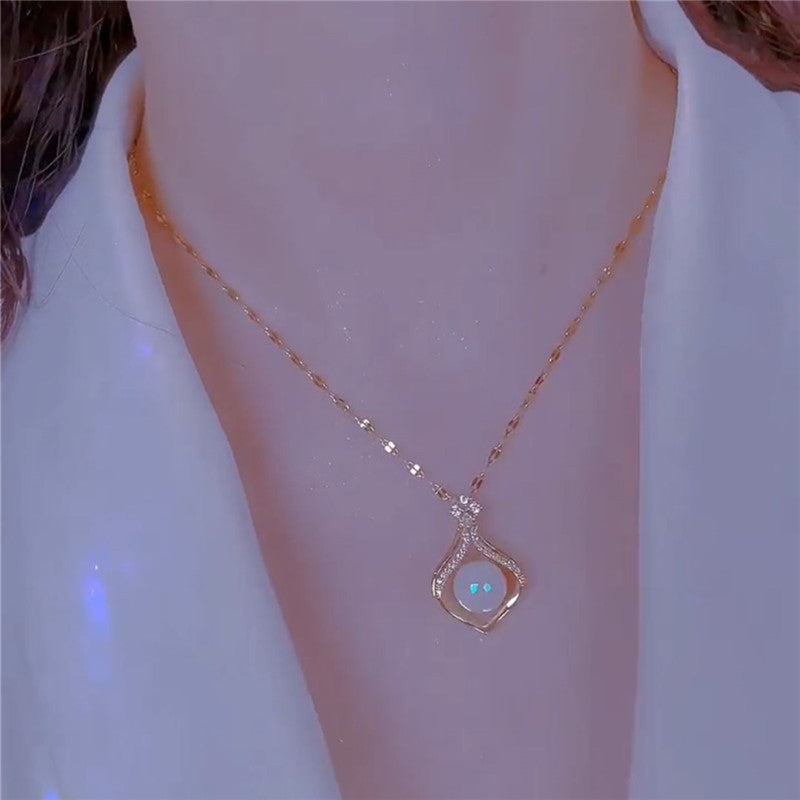 Small pouch pearl necklace