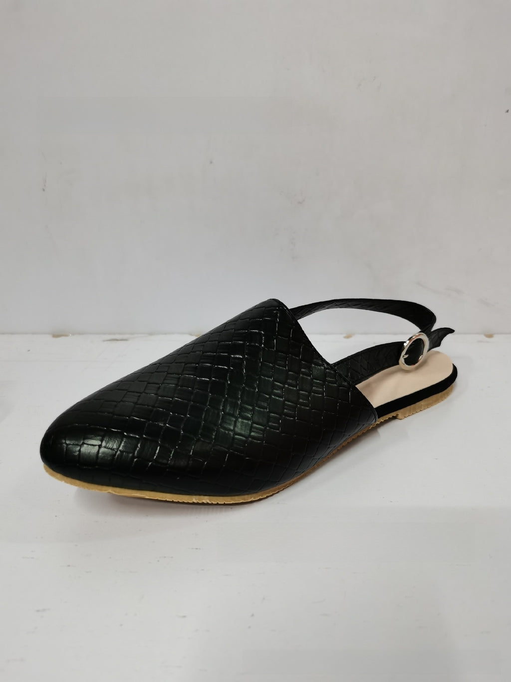 Pointed-toe woven women?s shoes