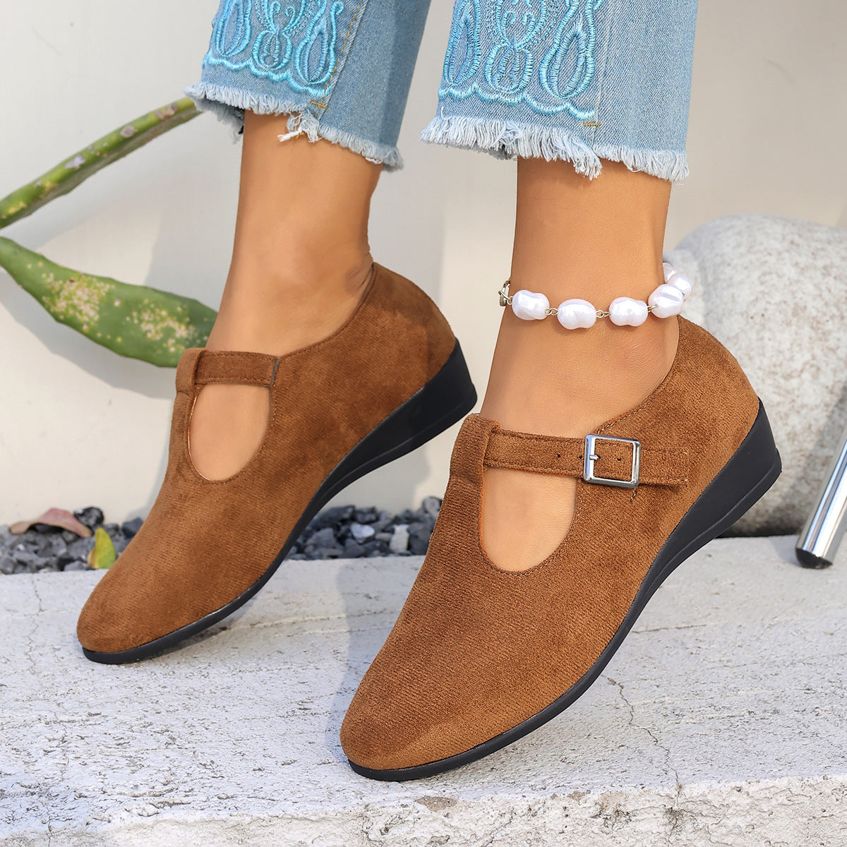 Flat casual low-heeled sandals