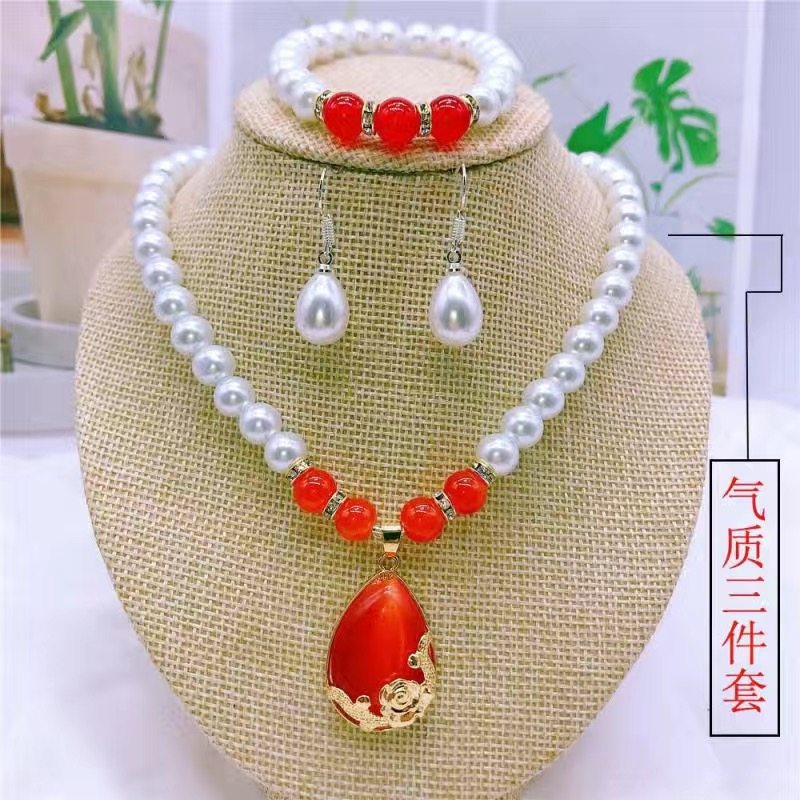 Synthetic Pearl Necklace with Heart Pendant