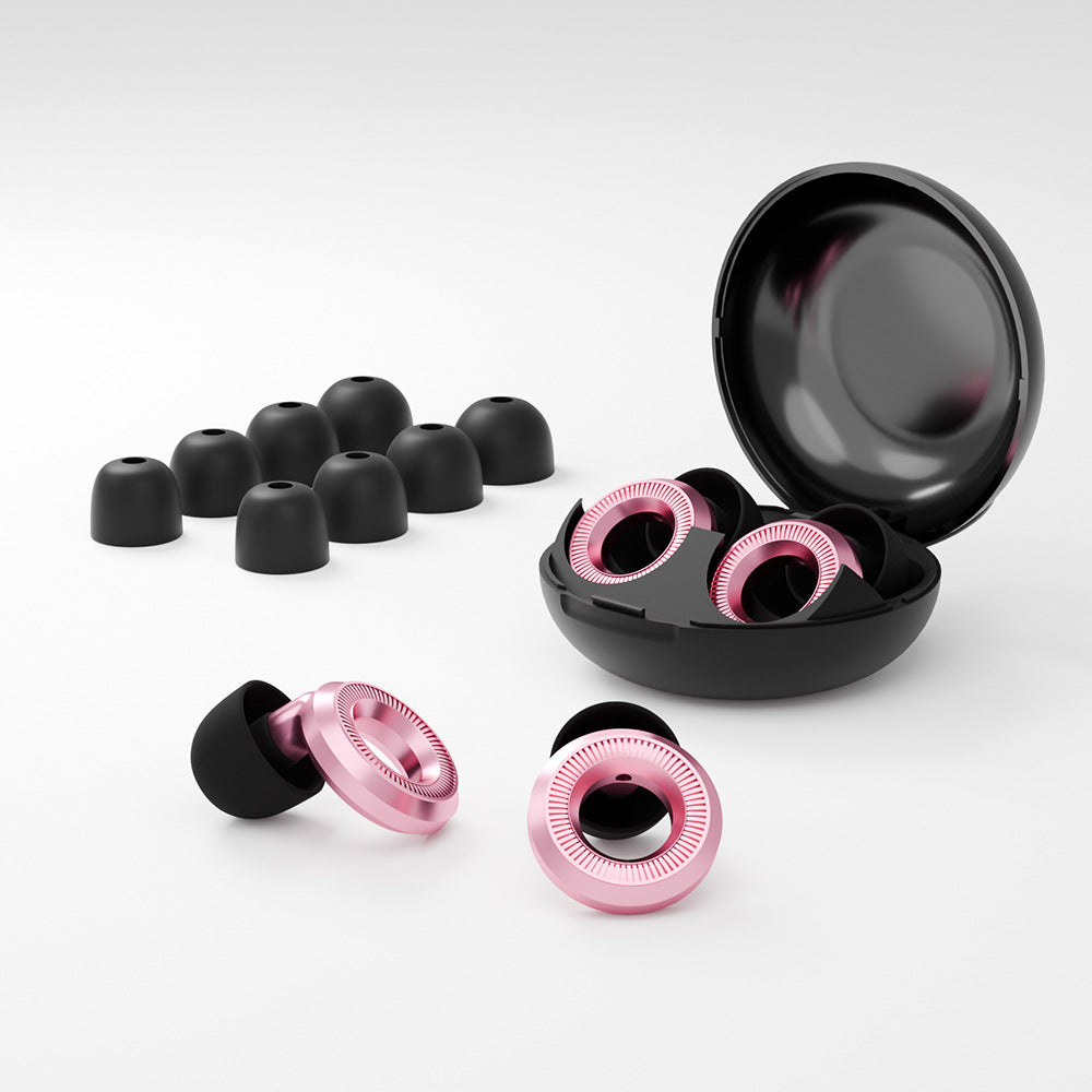 Noise-reducing earplugs with a filter