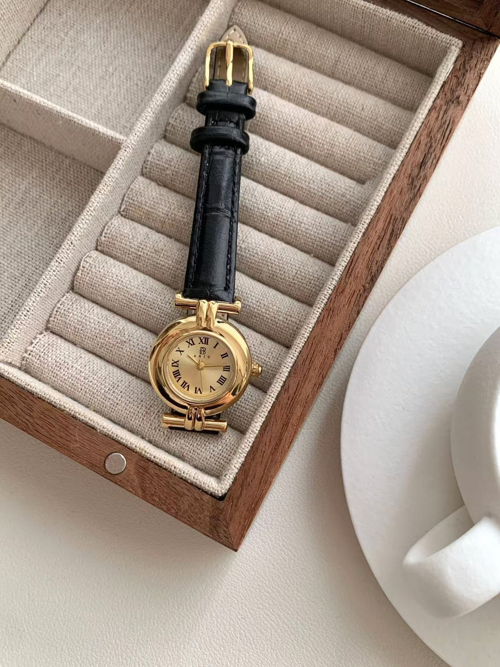 Vintage Quartz Women's Watch with Leather Strap