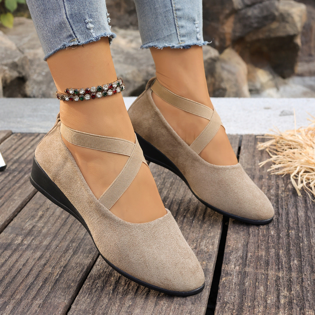 Flat casual low-heeled sandals