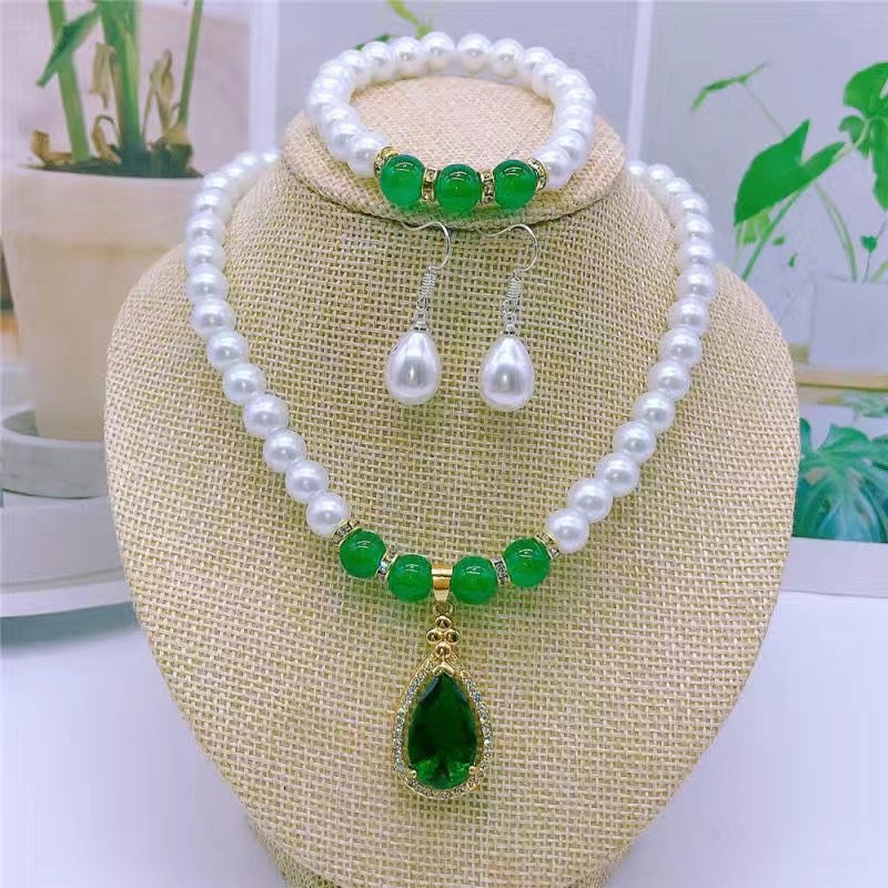 Synthetic Pearl Necklace with Heart Pendant