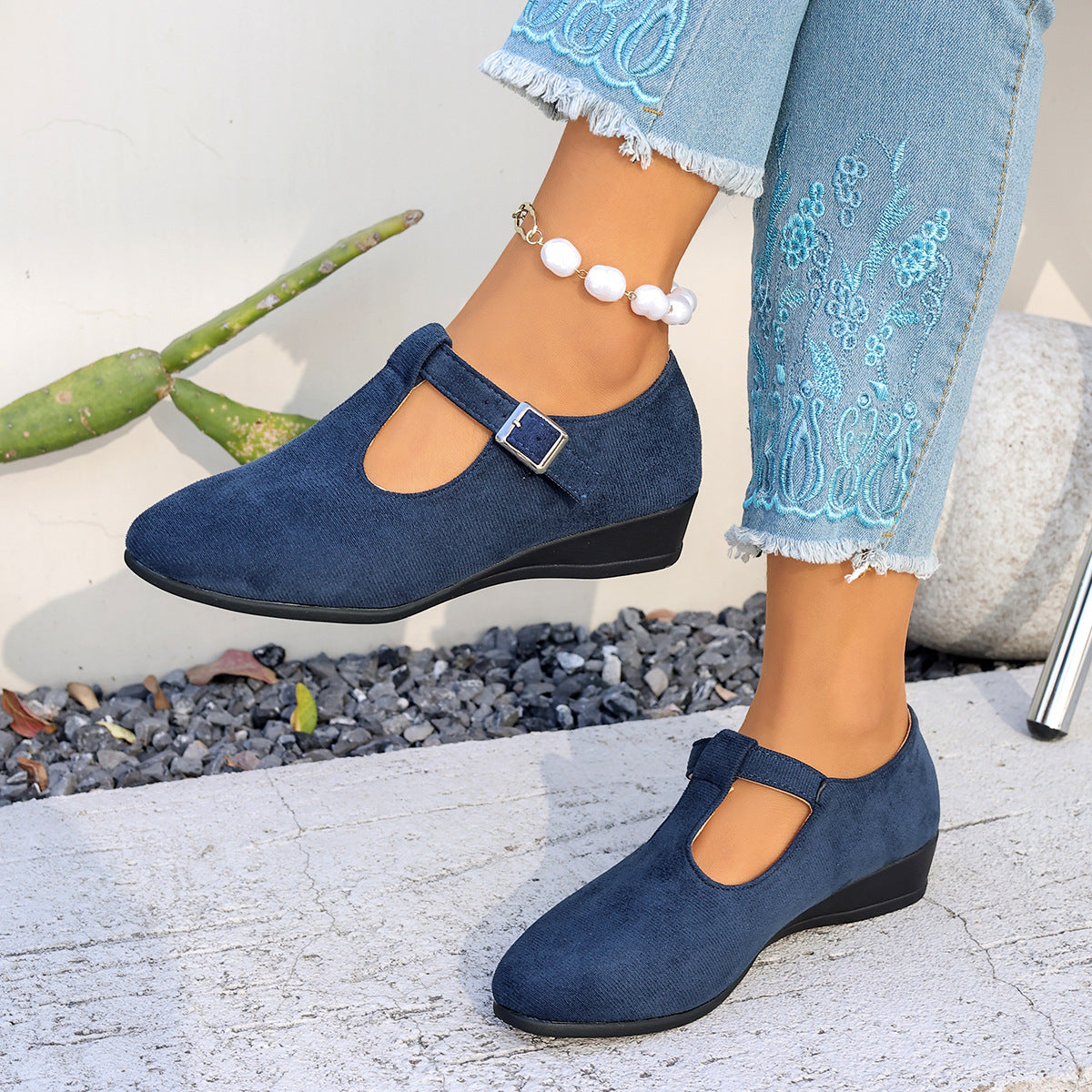 Flat casual low-heeled sandals