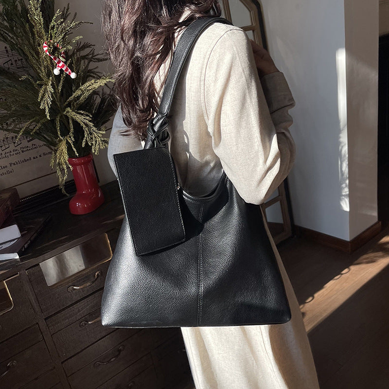 Large-capacity underarm bag