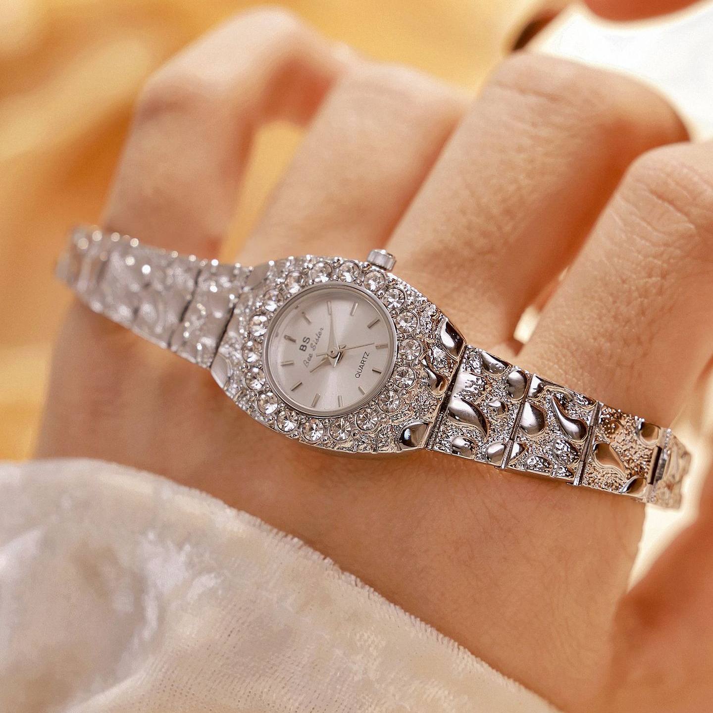 Women's Vintage Quartz Watch with Alloy Strap