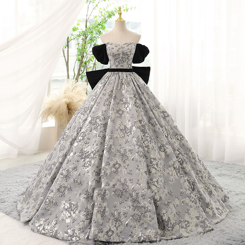 The puffy skirt performance dress makes the female examinee elegant