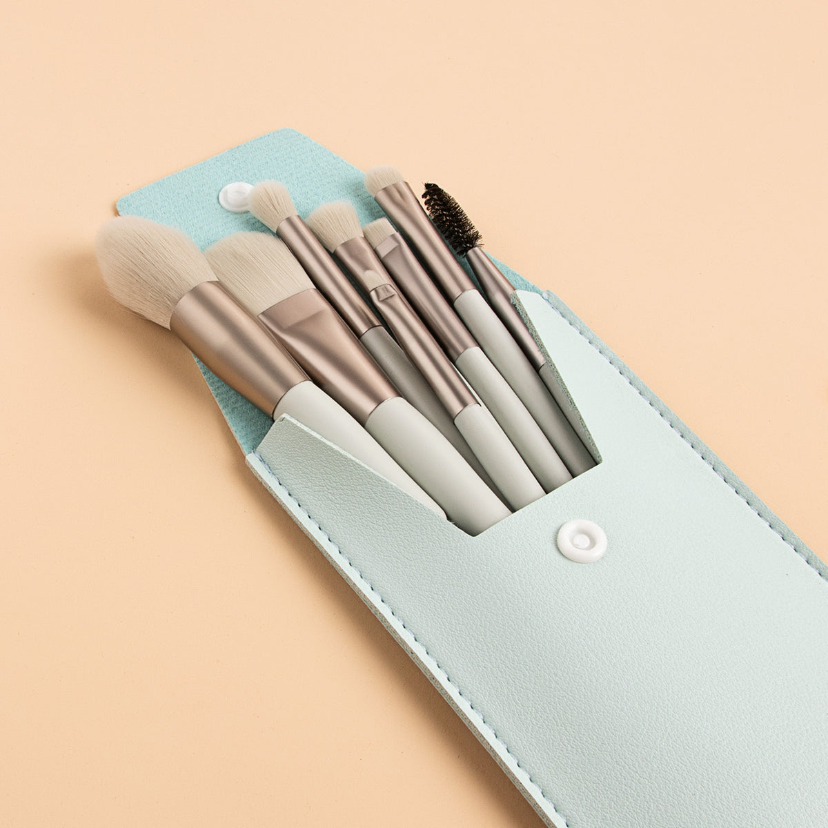 Blush powder brush